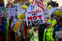트럼프, ‘노 킹스’ 시위에 “나는 왕 아냐”…“한국서 시진핑 만날 것”