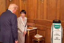 황금 골프공, 아베 골프채, 노벨상 추천…트럼프 길들이는 일본의 ‘극진 환대’