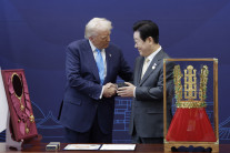 신라금관·황금 골프공…‘금빛 환대’ 한일, 트럼프와 거래 통했다