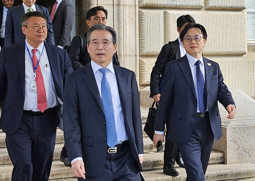 한미가 22일(현지시간) 워싱턴DC에서 무역 합의를 최종 도출하기 위한 막바지 협상을 벌였다. 김용범 대통령실 정책실장이 22일(현지시간) 김정관 산업통상부 장관과 함께 미국 워싱턴 DC에 있는 미 상무부 청사에서 하워드 러트닉 상무장관과 만난 뒤 밖으로 나서고 있다.(워싱턴=연합)