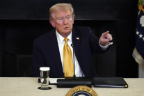 트럼프 “샌프란 군병력 투입 일단보류…젠슨 황 등이 요청해 수용”