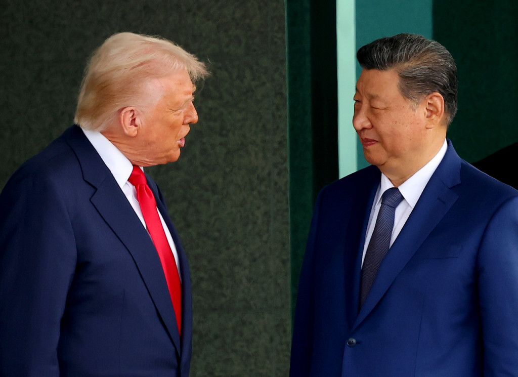 도널드 트럼프 미국 대통령과 시진핑 중국 국가주석이 지난 30일(한국시간) 부산 김해공항 공군기지내 접견시설인 나래마루에서 만나 얘기를 나누고 있다.[AP=연합]