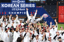 LG, 한화 꺾고 2년 만에 KBO리그 통합 우승 ‘V4’…MVP 김현수