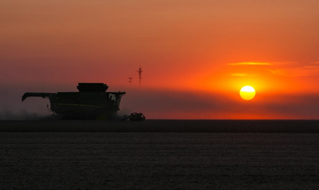 미국 인디애나주의 한 농장에서 해가 저무는 가운데 대두수확작업이 이뤄지고 있다.[AP=연합 자료]