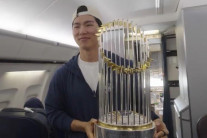 김혜성, 우승 트로피 안고 미소…3일 카퍼레이드 참가