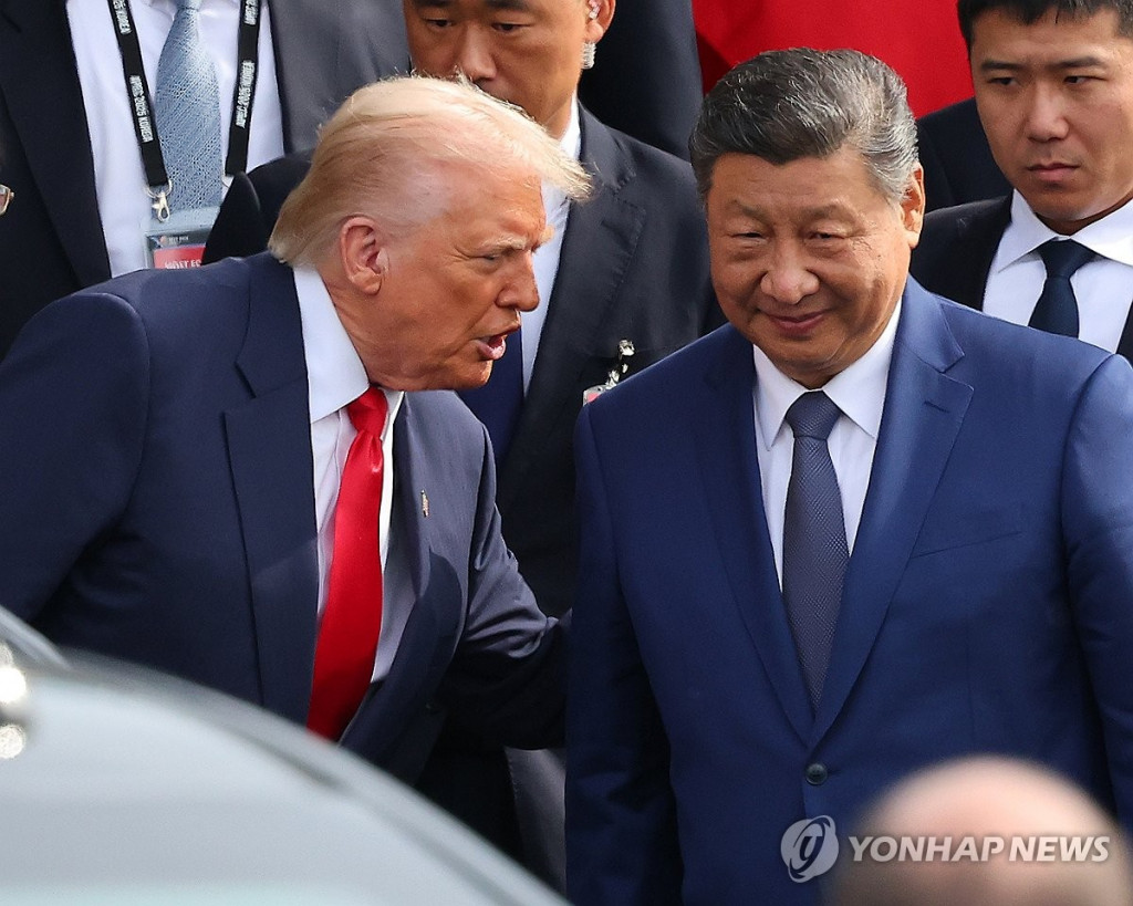 도널드 트럼프 미국 대통령과 시진핑 중국 국가주석이 30일 부산 김해공군기지 의전실 나래마루에서 미중 정상회담을 마친 뒤 회담장을 나서며 인사하고 있다. (부산=연합)