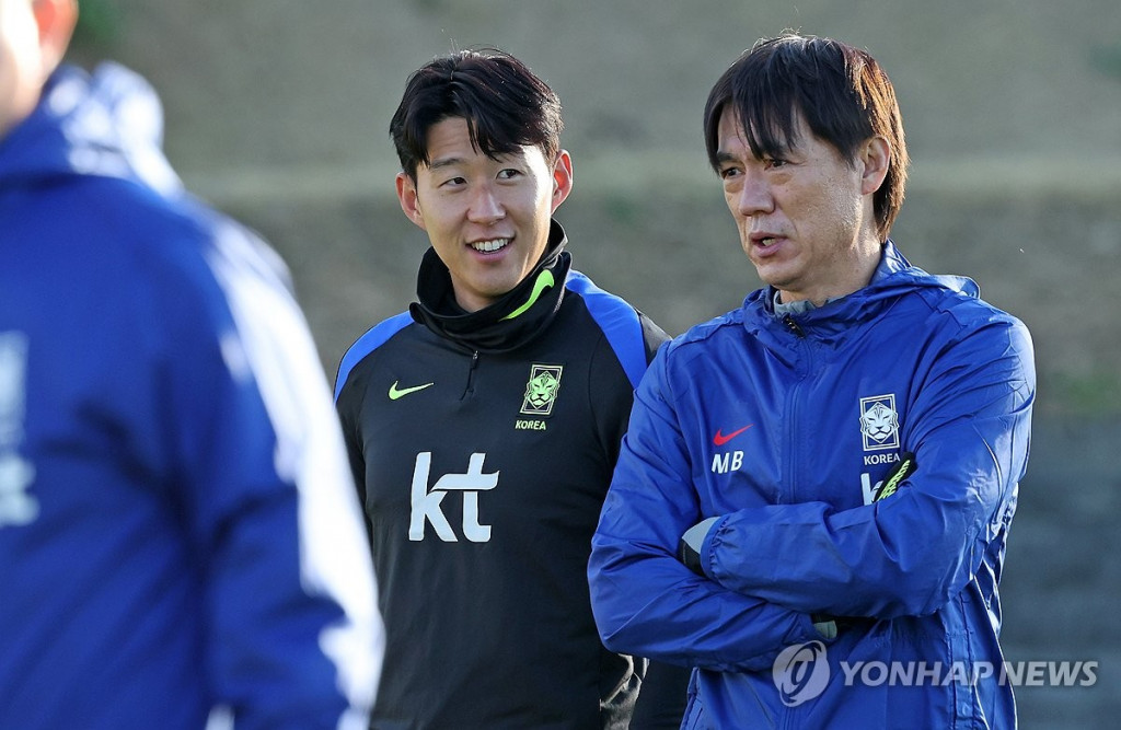 10일 오후 충남 천안 대한민국축구종합센터에서 축구대표팀 홍명보 감독(오른쪽)과 손흥민이 대화하고 있다. (천안=연합)