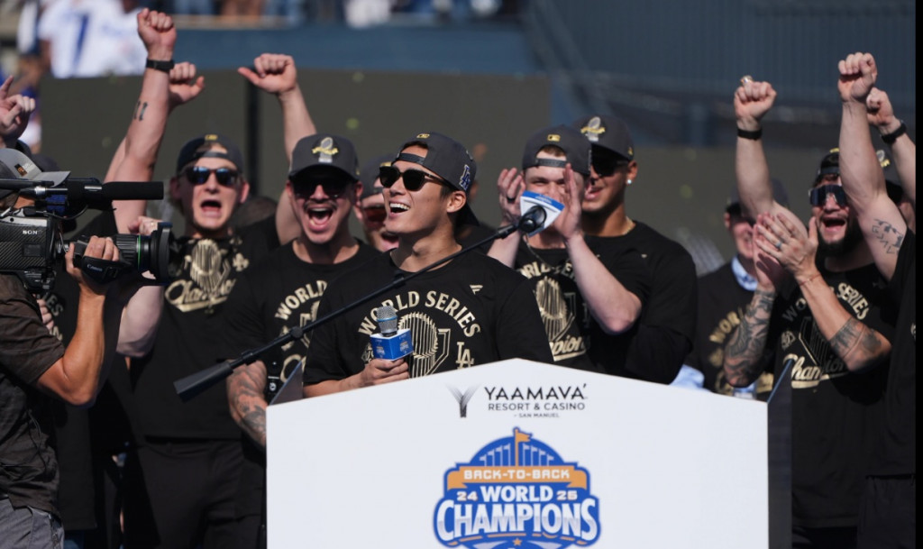 월드시리즈 MVP 요시노부 야마모토가 다저스타디움에서 열린 우승 축하 랠리에서 팬들에게 인사하고 있다.[AP=연합]