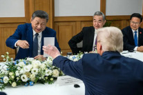 “대체 뭘 봤길래?” 트럼프가 종이 내밀자 빵 터진 시진핑