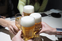 “아, 오늘도 회식인데”…매일 맥주 3캔 마시면 뇌출혈 10년 일찍 찾아온다