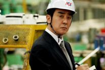 ‘김부장 이야기’ 류승룡, 꼰대와 광대 사이…세상과 어긋나는 ‘김부장’의 초상