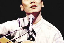 송강호 “김광석은 왜 그렇게 일찍 떠났나…” 기억을 울리는 목소리와 선한 미소, 여전히 아른거리는 ‘그’의 노래 [음덕후:뮤지션으로 읽다]