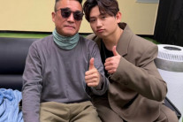 ‘성폭행 무혐의’ 김건모, 6년만의 복귀…후배와 엄지 척