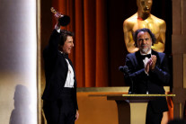 톰 크루즈, 생애 첫 오스카 트로피…공로상 수상