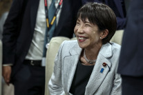 “얕보이지 않으려 옷 고르느라 몇 시간” 실언으로 욕 먹는 일본 총리