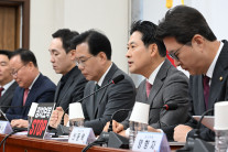 무소불위 여당, 지리멸렬 야당…탄핵 이후에도 변함없는 정치권