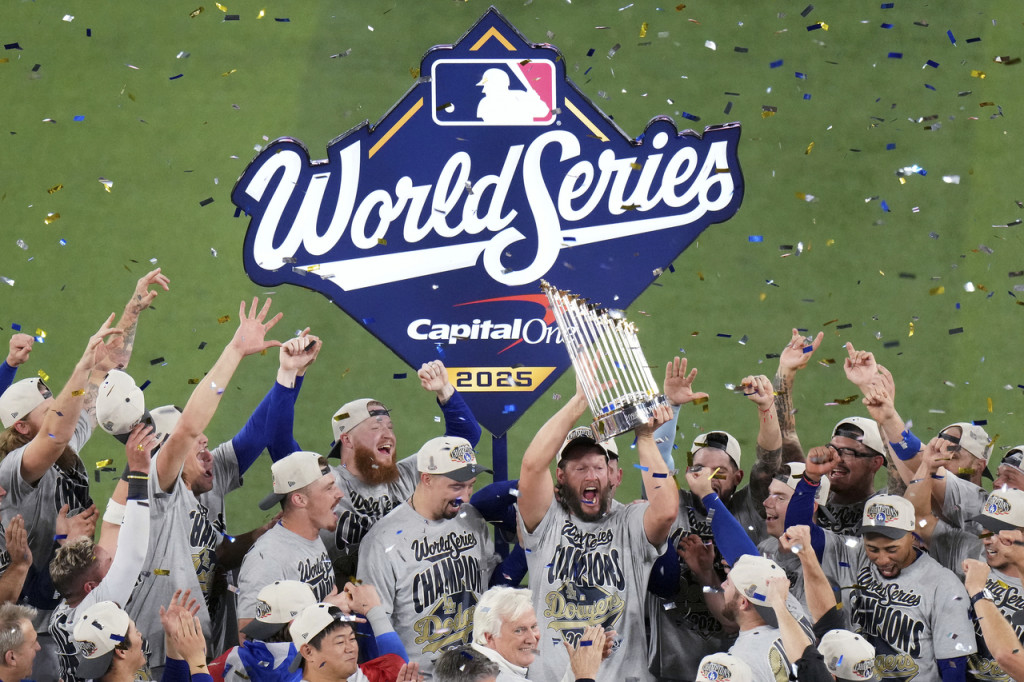 LA 다저스 선수들이 월드시리즈 우승 시상식에서 클레이턴 커쇼가 트로피를 들어올리자 함께 환호하고 있다.[AP]