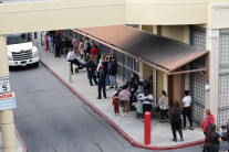 법원 “정부, 저소득층 식비지원 전액 지급하라” 재차 명령…트럼프 압박