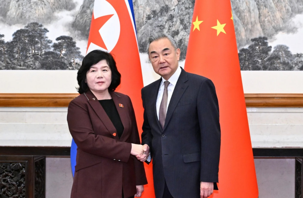 북한 외무상 최선희가 지난 9월 29일 중국 외교부장 왕 이와 만나 악수를 나누고 있다.[AP=연합]