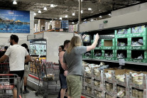 미국인 절반 “트럼프 탓 살림 나빠졌다”