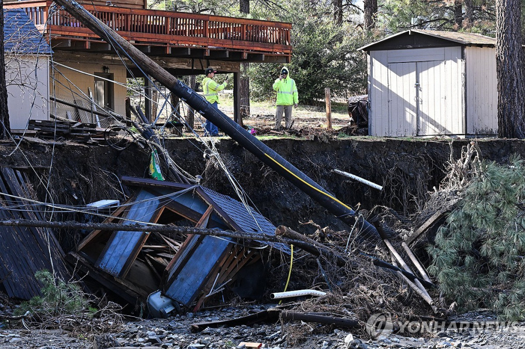 남가주 샌버나디노 카운티 라이트우드 지역의 폭풍우로 트럭이 도로 아래로 추락해 있다.[AP=연합]