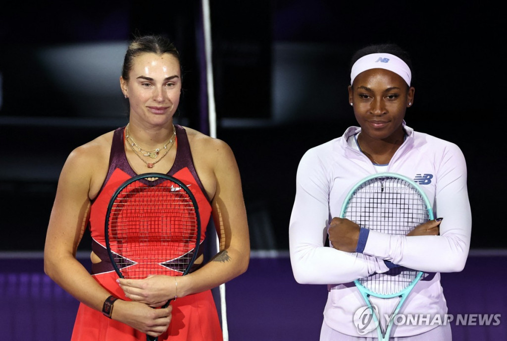 수입 1위 고프(오른쪽)와 2위 사발렌카[로이터=연합]