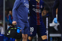 이강인, 허벅지 근육 부상…PSG “몇 주간 결장”