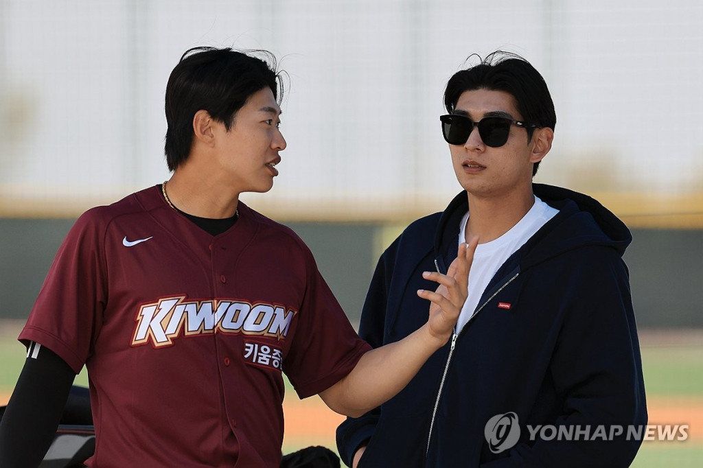  미국프로야구 메이저리그(MLB) 샌프란시스코 자이언츠 이정후가  지난 2월 13일(현지시간) 키움 히어로즈 스프링캠프가 열린 미국 애리조나 애슬레틱 그라운즈에 방문해 키움 내야수 송성문과 대화하고 있다.[연합 자료]