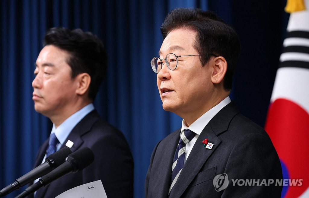 이재명 대통령이 12·3 비상계엄 사태 1주년인 3일 용산 대통령실에서 '빛의 혁명 1주년 대국민 특별성명'을 발표하고 있다.(연합)