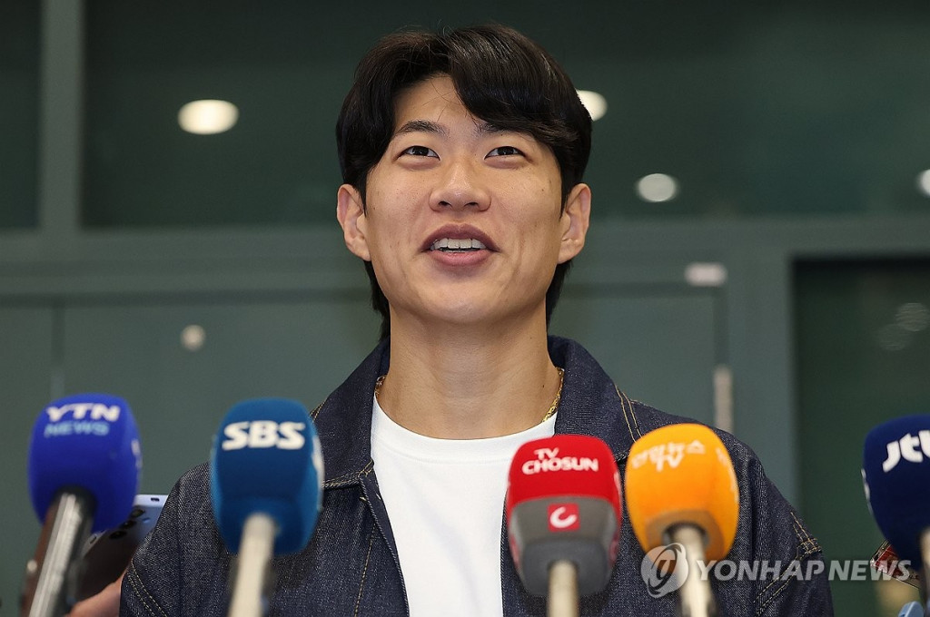 미국프로야구 메이저리그(MLB) 샌디에이고 파드리스와 4년 계약을 맺은 송성문이 23일 인천국제공항을 통해 입국한 뒤 인터뷰하고 있다. (연합)