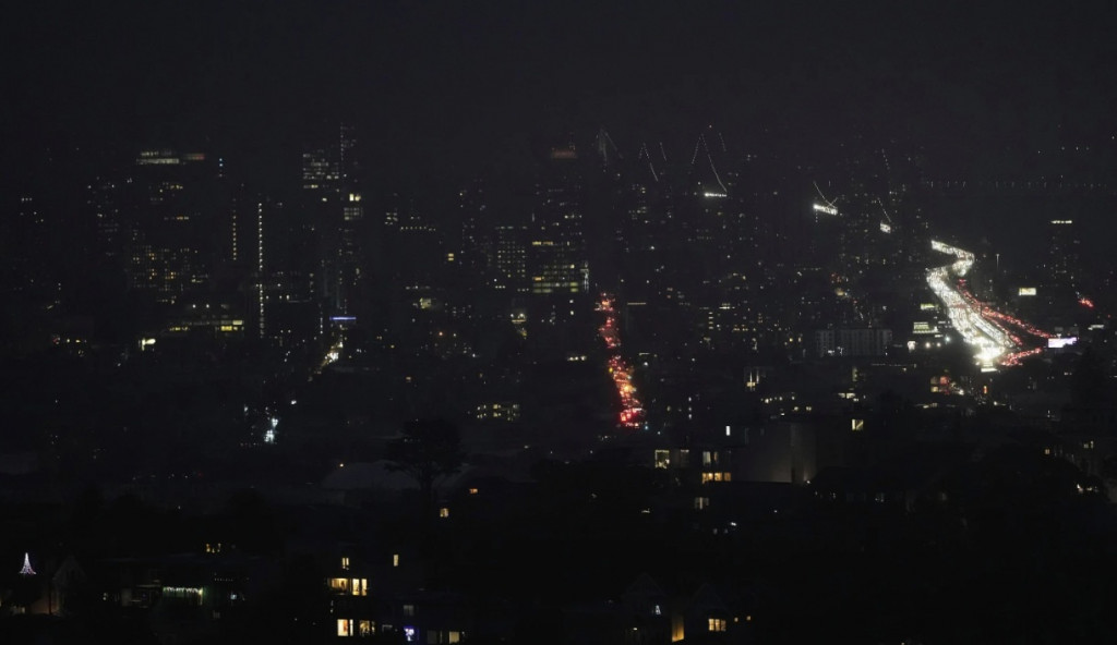 정전이 된 20일 샌프란시스코 시가지에 자동차 불빛만 보이고 있다.[AP=연합]