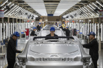 미국·EU ‘전기차 후진’…중국 뒤에서 웃는다 [디브리핑]