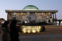 계엄 1주년 엇갈린 여야…여당 “국민께 감사” vs 야당 분열 조짐 [이런 정치]