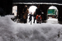 “뉴욕 눈폭탄, 최대 13인치 쌓였다”…항공기 7500편 결항·지연