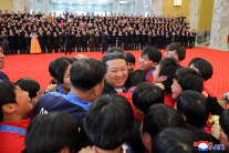 김정은에 안겨 울음 터진 ‘U-17 여자 월드컵 우승’ 북한 선수단