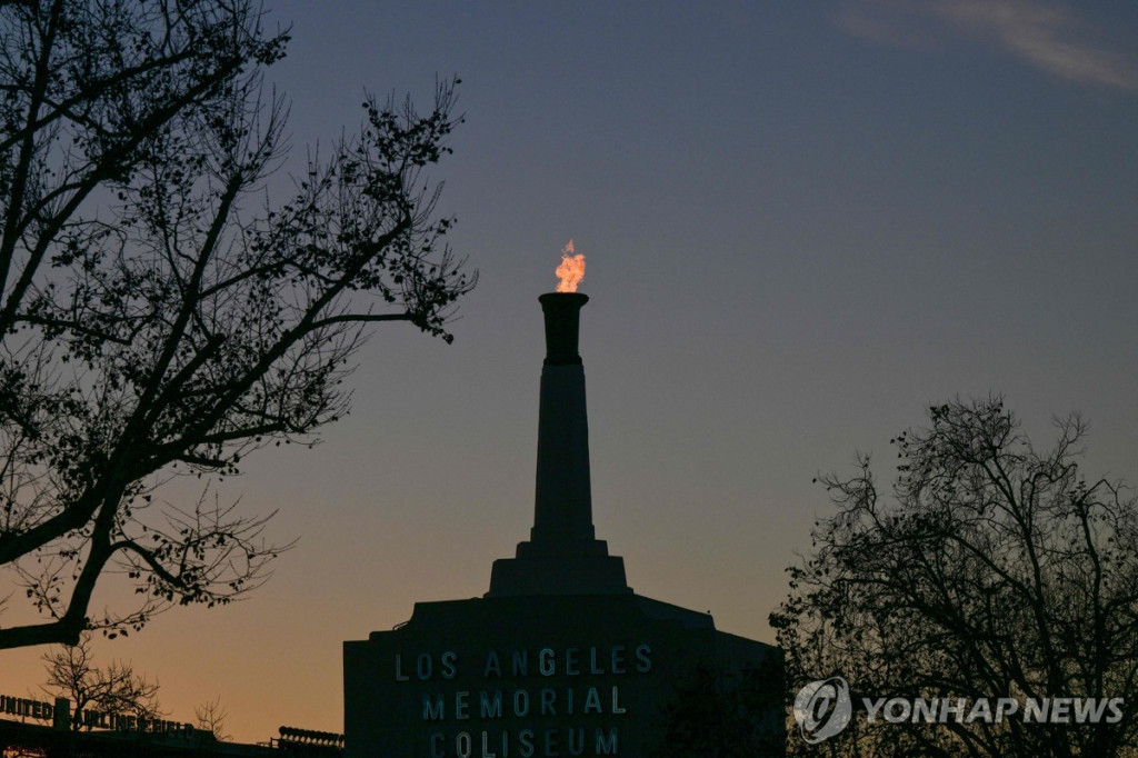 2028 LA 올림픽 주경기장인 메모리얼 콜리세움에 켜진 성화[로이터=연합]
