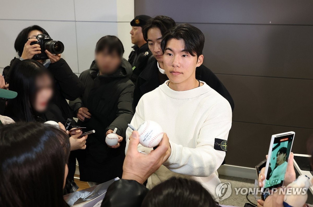 미국 프로야구 메이저리그(MLB) 로스앤젤레스 다저스 김혜성이 21일 인천국제공항 제2터미널에서 팬들에게 사인을 해주고 있다.(연합)