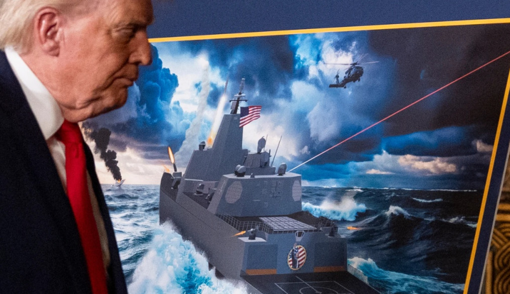 도널드 트럼프 미 대통령이 지난해 12월 22일(현지시간) 플로리다 마라라고 별장에서 '트럼프급 특수전투함' 건조계획을 발표하고 있다.[AP=연합자료]