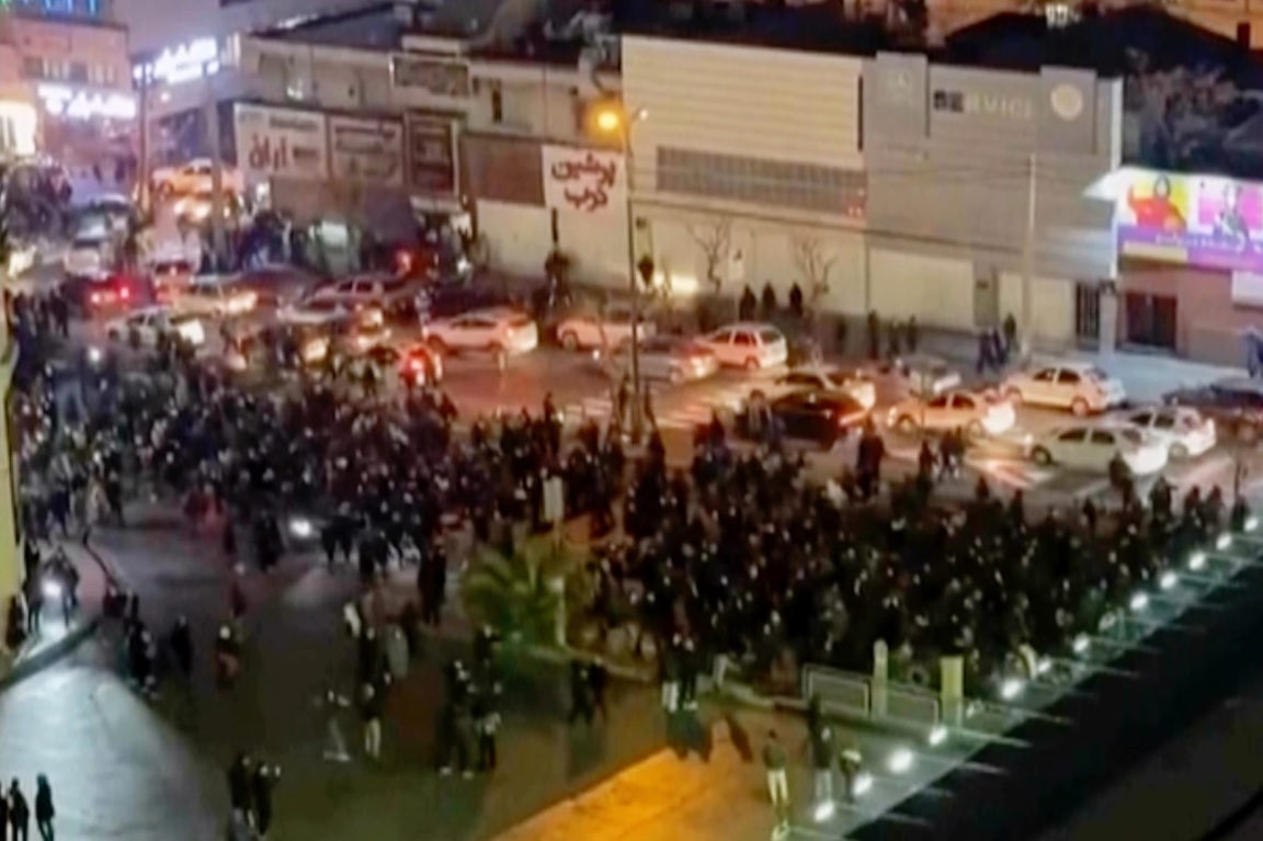 이란 테헤란에서 1월 8일(현지시간) 시위 중 사람들이 교차로를 막고 있다.(UGC=AP/연합)