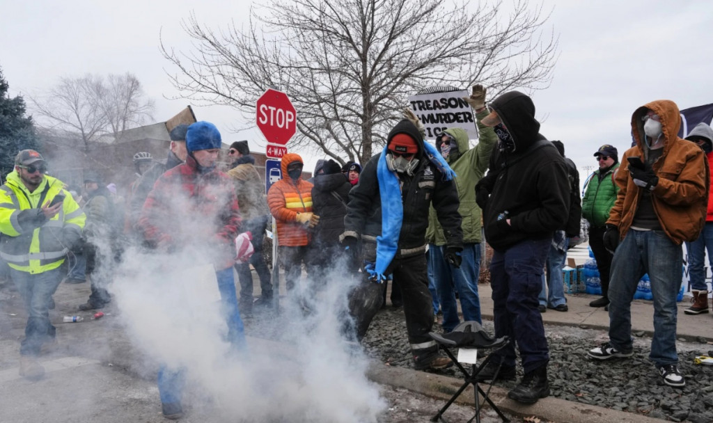 미국 미네소타주 미네아폴리스의 연방건물 앞에서 시위하던 시민들이 최루탄을 꺼드리려하고 있다.[AP=연합]