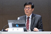 이창용 한은 총재 “환율-펀더멘털 괴리 커…국민연금 해외투자 영향 재검토 필요”