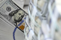 트럼프 “달러 훌륭” 발언에 달러화 가치 4년만 최저…환율 1430원 초반 급락