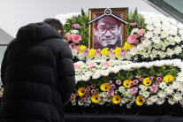 “별 중의 별이 졌다”…故 안성기 빈소 추모 행렬 이어져