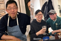 52세 김제동 근황…앞치마 두르고 손님맞이“오랜 독거의 내공”