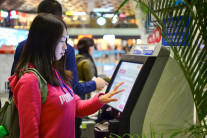 공항서 가장 더러운 곳이 화장실?…알고보니 “터치 스크린”