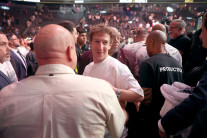 “총 맞을라” 저커버그, 경호에 2440만달러 썼다…미국 기업들 임원보호 ‘비상’