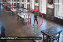 ‘1억달러 넘는 유물 3분만에 털렸다’ 루브르 절도범 현장영상 공개…전기톱 들고 와장창, 경비는 우물쭈물[영상]