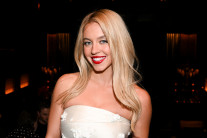 “속옷을 도시 명물에 왜 걸어” 스위니, 할리우드 사인판 허락없이 침범 ‘시끌’