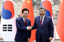 이대통령, 중국 시진핑 만나 “한중관계 전면 복원 더 견고해지는 결정적 계기”