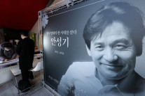 “너무 일찍 떠난 나의 큰 스승”…故 안성기 이틀째 추모 물결